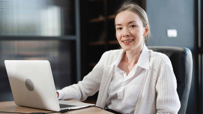 Beautiful,Young,Caucasian,Woman,Working,With,Laptop,Computer,In,Office