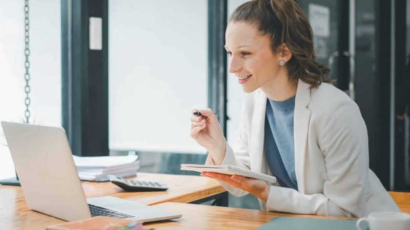 Business,Analytics,Concept,,Focused,Businesswoman,At,Her,Office,Desk,Engaged